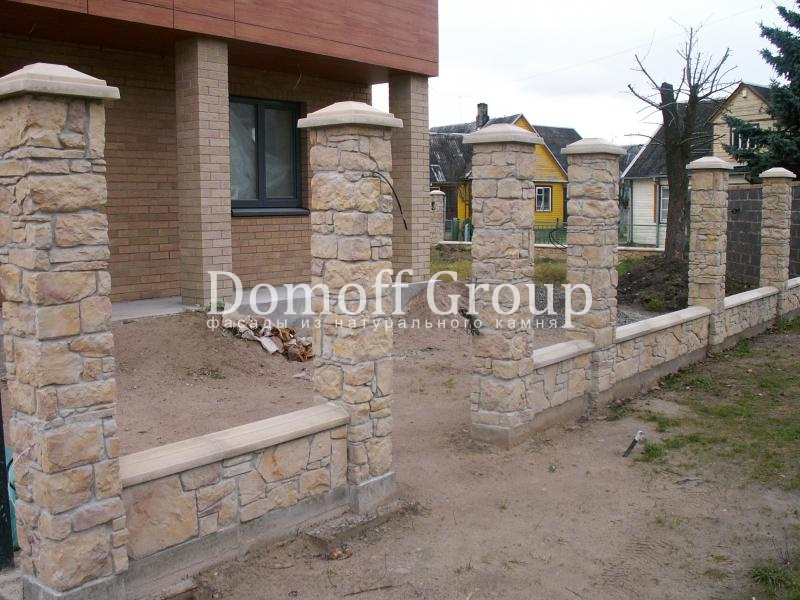 Забор с каменными столбами