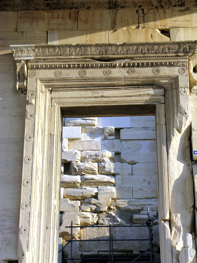 Портал древнегреческого храма
