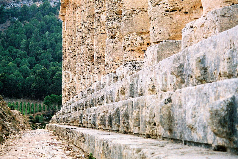 Каменный стереобат дорического храма