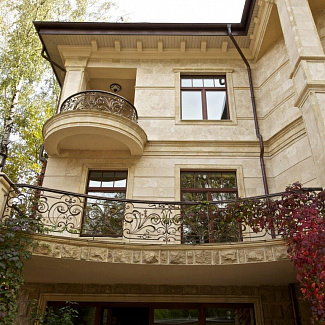 Фасады из камня - Загородный дом в Жуковке - Травертин - стиль Классический, Американский