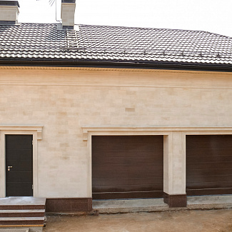 Фасады из камня - Облицовка гаража камнем в Шульгино - Песчаник - стиль Классический