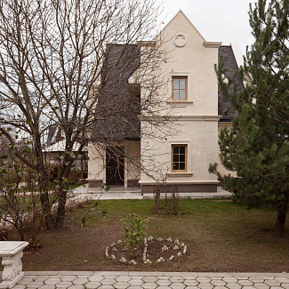 Фасады из камня - Гостевой дом в поселке Здравница - Песчаник - стиль Классический, Французский