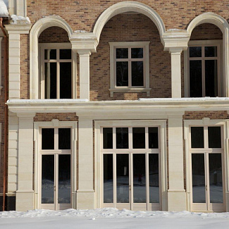 Фасады из камня - Загородный дом и гараж в Резиденциях Бенилюкс - Облицовочный кирпич - стиль Классический, Французский