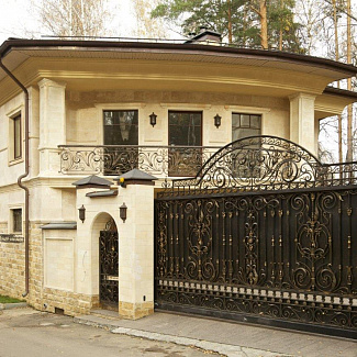 Фасады из камня - Загородный дом в Жуковке - Травертин - стиль Классический, Американский