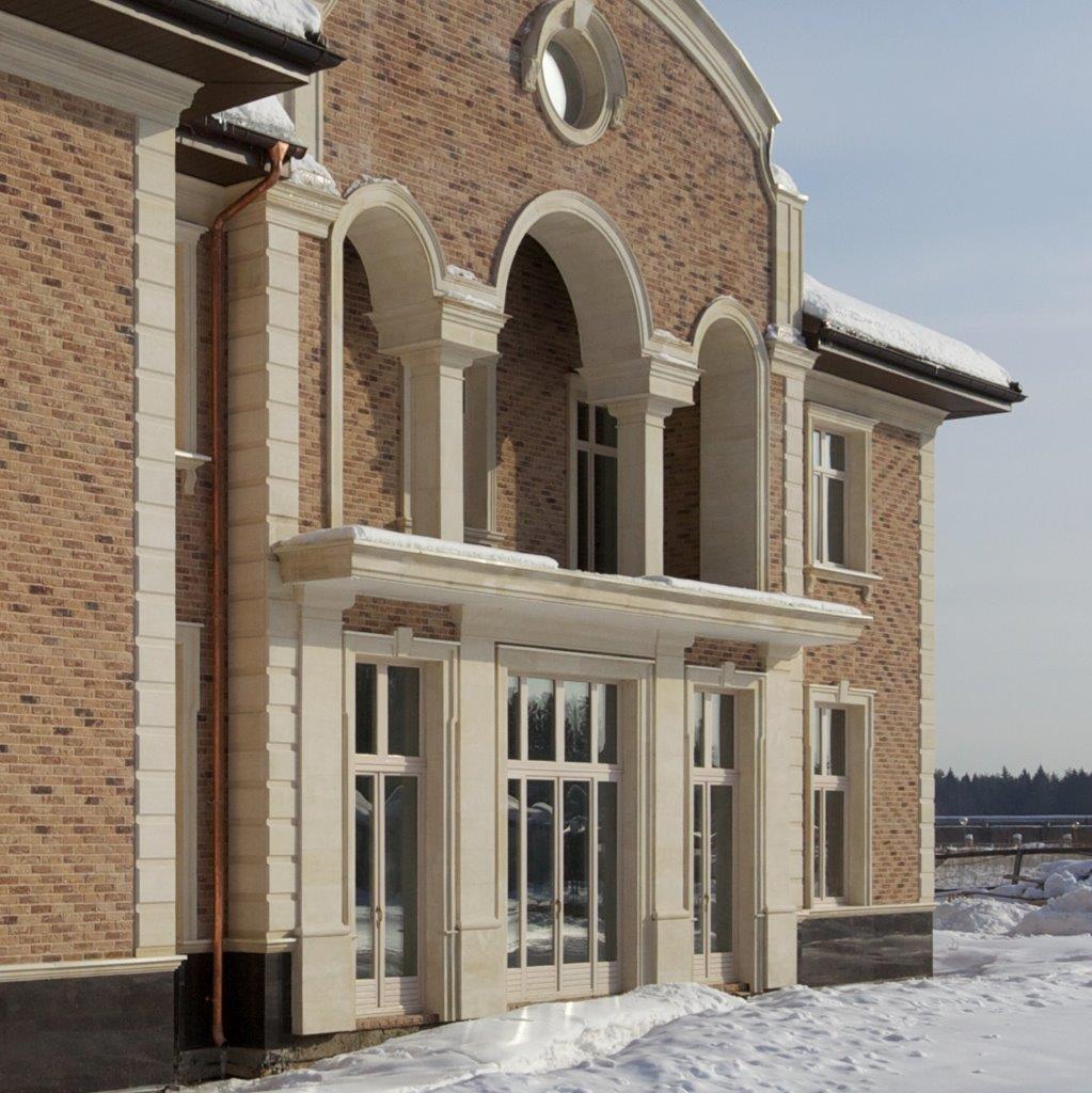 Загородный дом и гараж в Резиденциях Бенилюкс — фасад после облицовки камнем, кадр 3