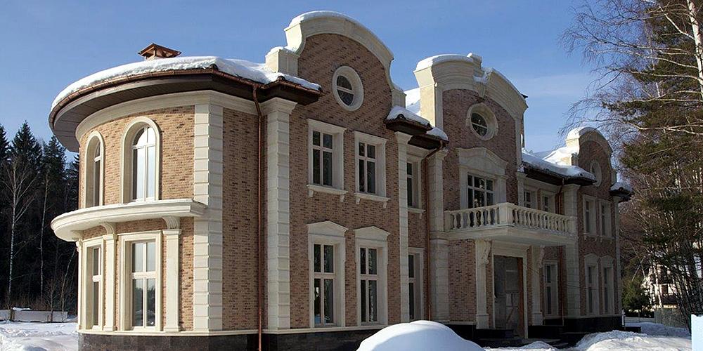 Загородный дом и гараж в Резиденциях Бенилюкс — фасад после облицовки камнем, кадр 1