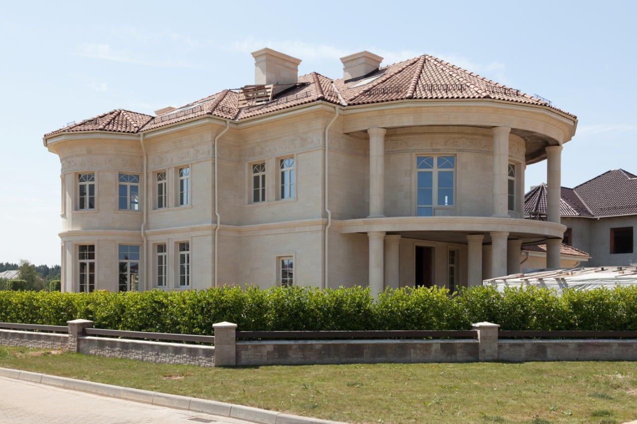 Загородный дом в поселке Миллениум Парк — фасад после облицовки камнем, кадр 1