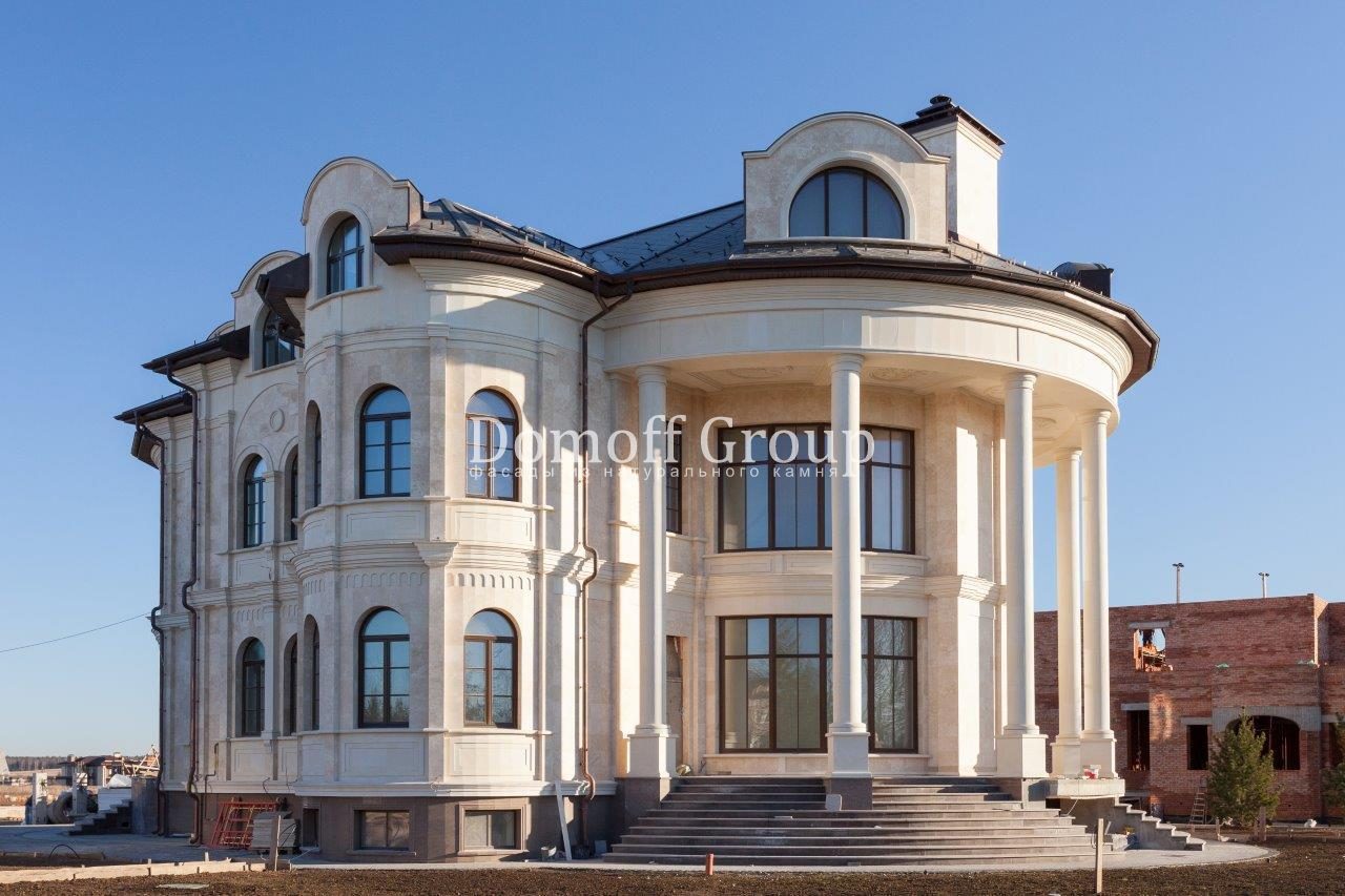Фасад из натурального камня