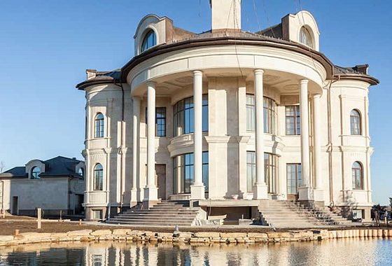 Загородный дом и гараж в Миллениум парке — фасад из натурального камня, работа Domoff Group