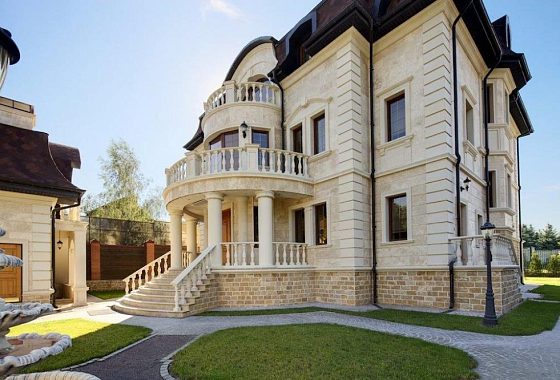 Дом в Подушкино — фасад из натурального камня, работа Domoff Group