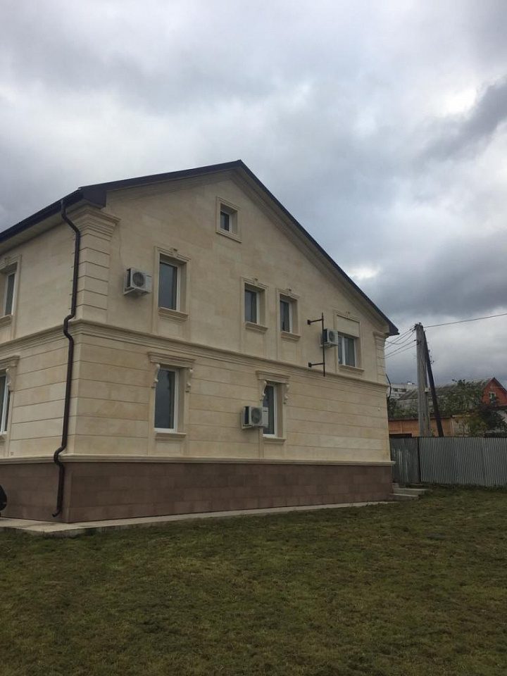 Облицовка цоколя коричневым гранитом