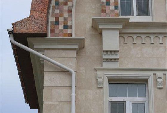 Загородный дом в Никулино — фасад из натурального камня, работа Domoff Group