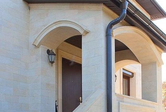 Загородный дом в Дмитрове — фасад из натурального камня, работа Domoff Group