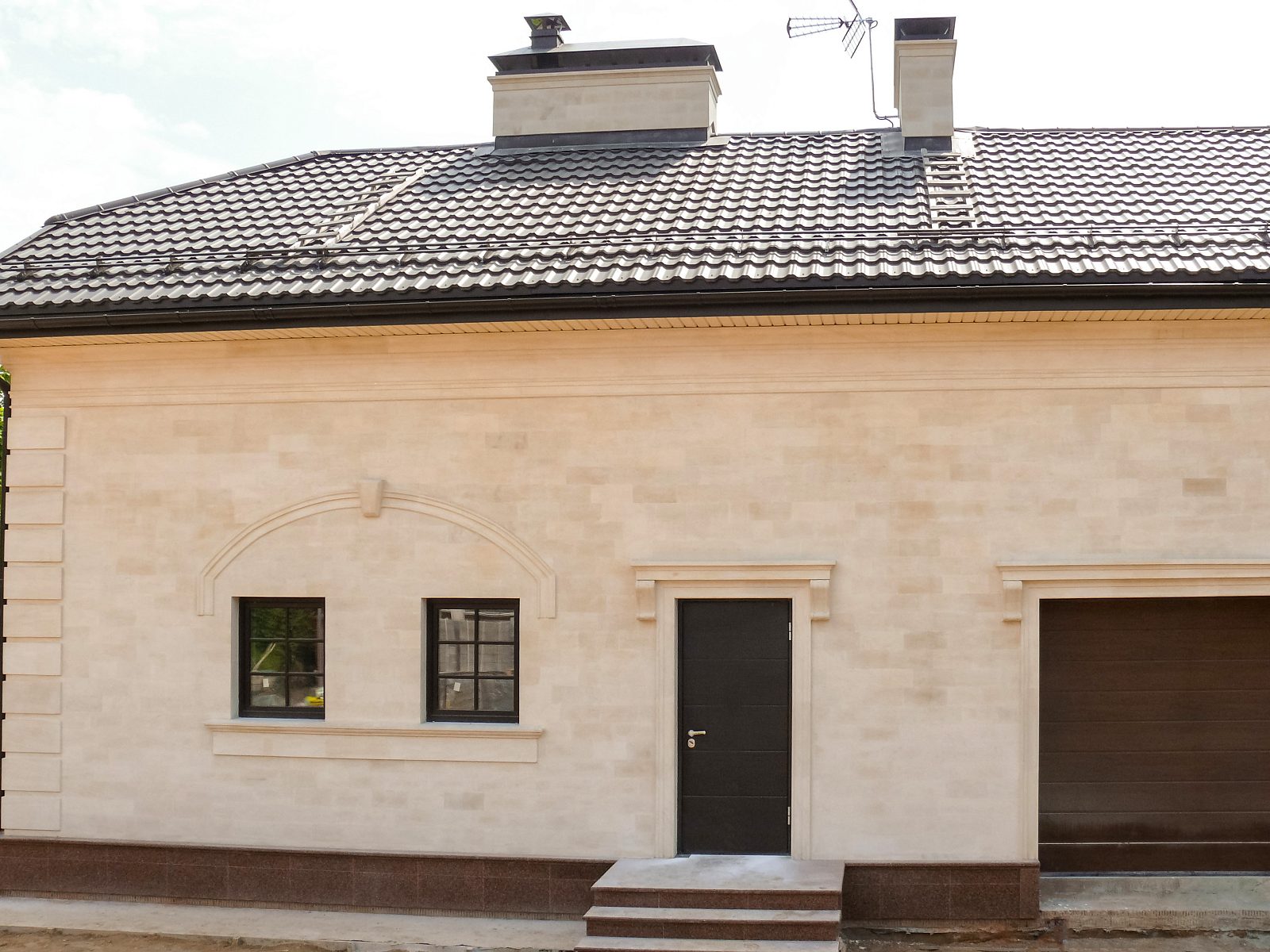 Облицовка гаража камнем в Шульгино — фото 2 крупным планом