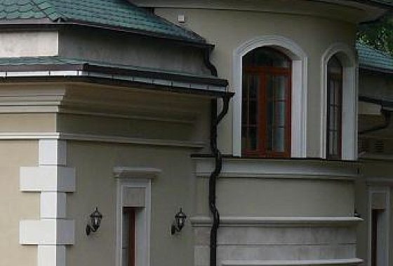 Дом в поселке "Зори" — фасад из натурального камня, работа Domoff Group
