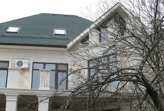 Дом в Солнцево — фасад из натурального камня, работа Domoff Group
