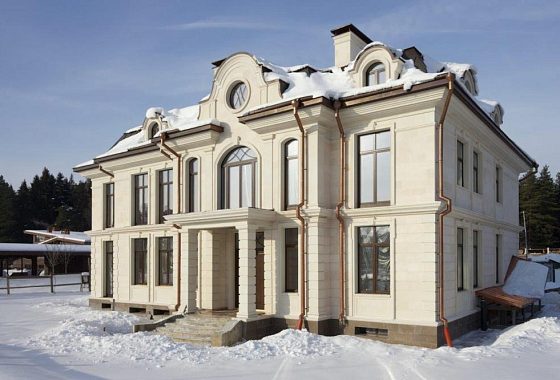 Особняк в резиденциях Бенилюкс — фасад из натурального камня, работа Domoff Group
