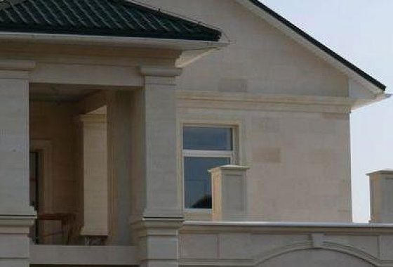 Дом в поселке "Керамо" — фасад из натурального камня, работа Domoff Group