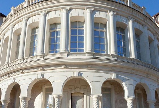 Резиденция в Никольской слободе — фасад из натурального камня, работа Domoff Group