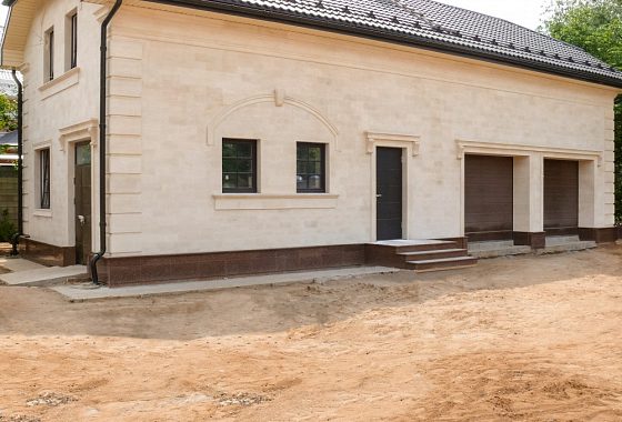 Облицовка гаража камнем в Шульгино — фасад из натурального камня, работа Domoff Group