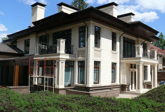 Дом и беседка в Жуковке — фасад из натурального камня, работа Domoff Group